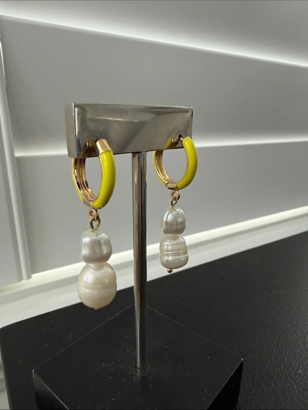 NEW Nordstrom BP Yellow Plastic Trim Hoop Dangle Faux Pearl Earrings NEW